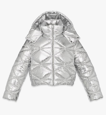 Ein Bild, das Kleidung, Mode, Jacke, Oberbekleidung enthält. Automatisch generierte Beschreibung