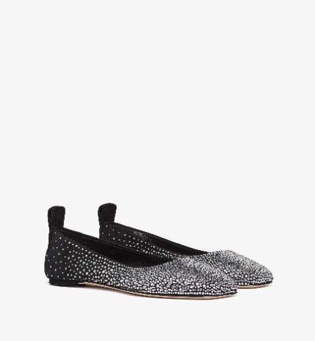 Ein Bild, das Kleidung, Schuhwerk, Schuh, Loafer enthält. Automatisch generierte Beschreibung